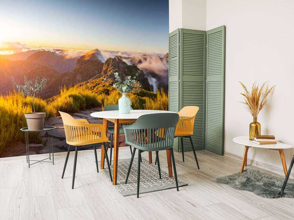 Zonsopkomst boven bergpad en wolken