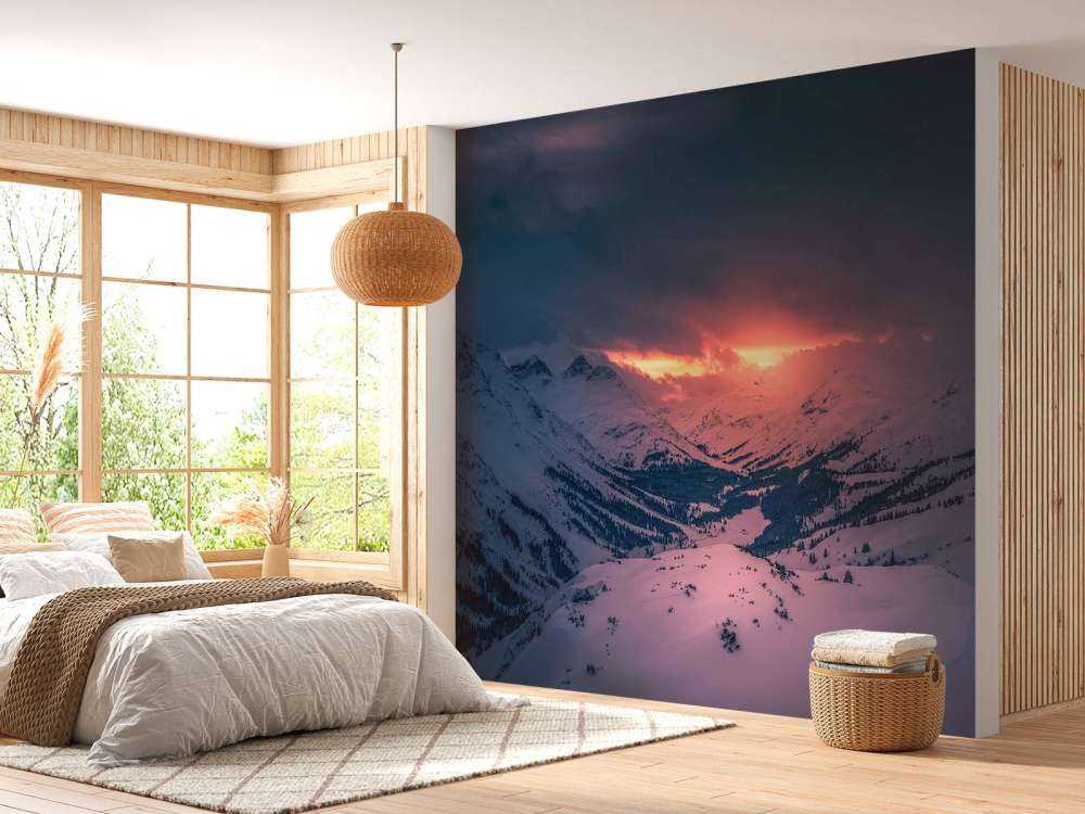 Avondgloed boven stil bergdal