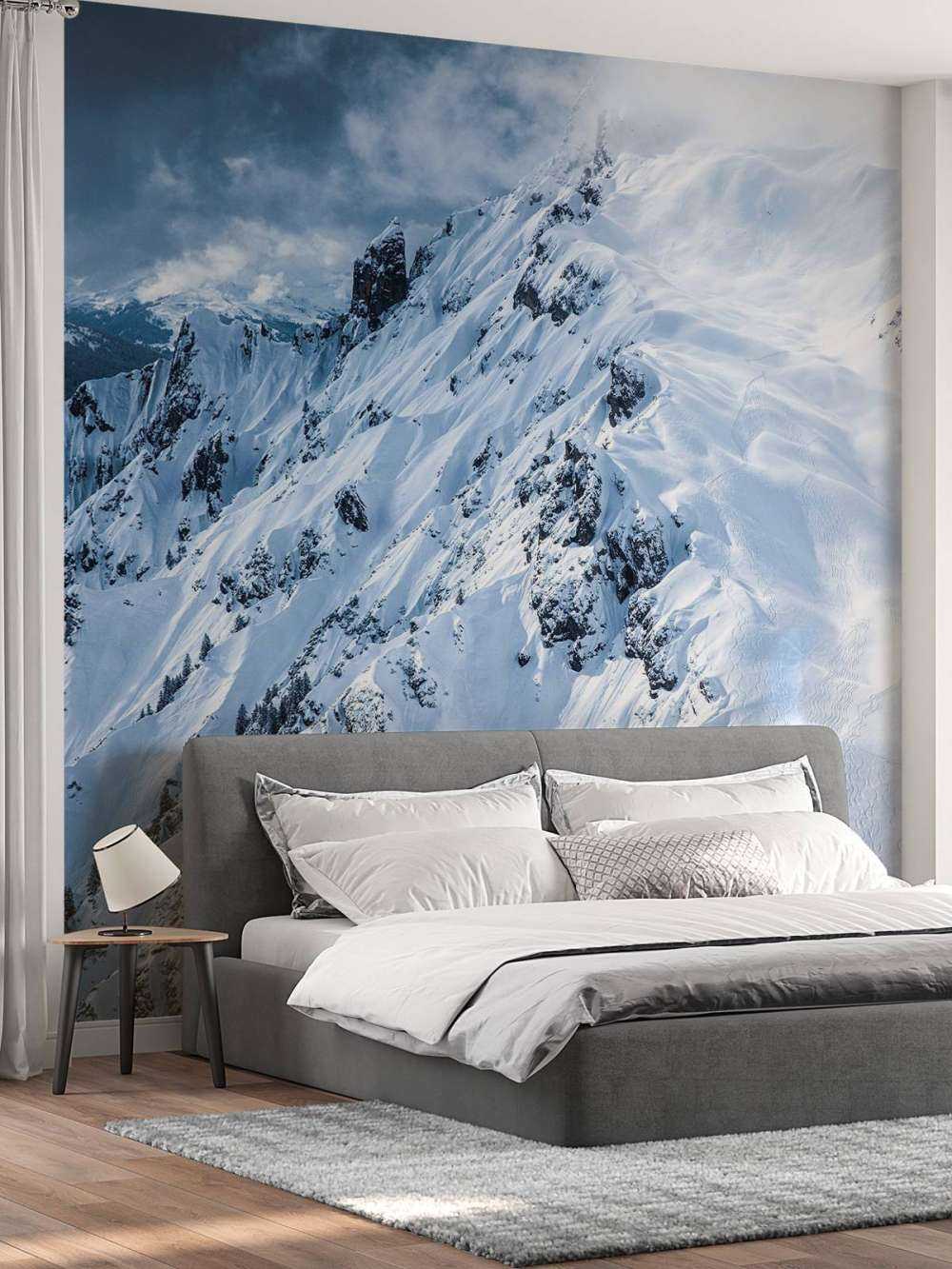 Sneeuwkammen onder stormachtige wolken