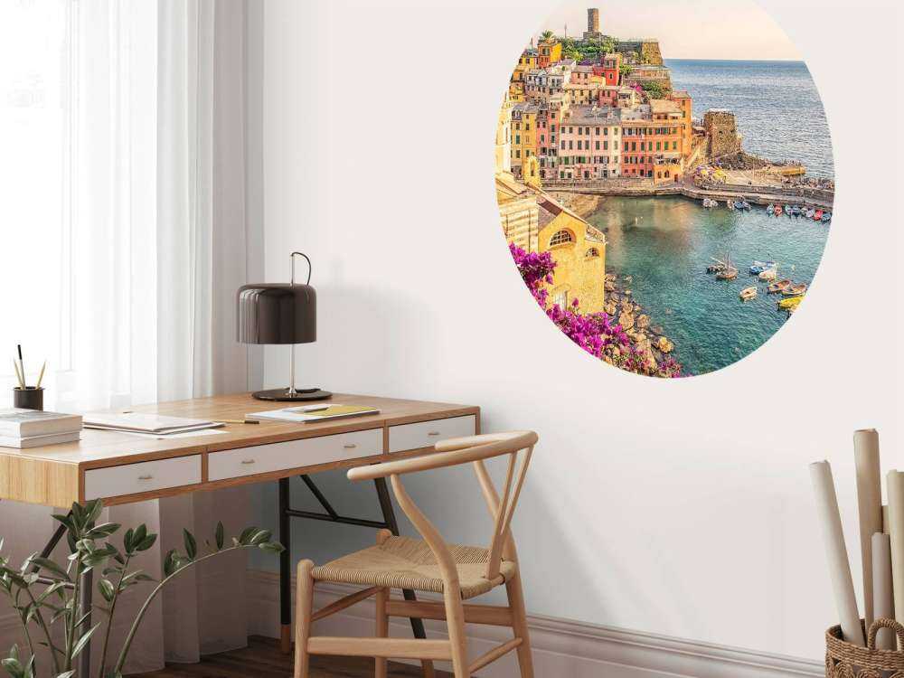 Zomerlicht over kleurrijke havenstad