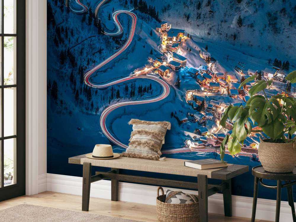 Verlicht bergdorp met slingerende bergweg