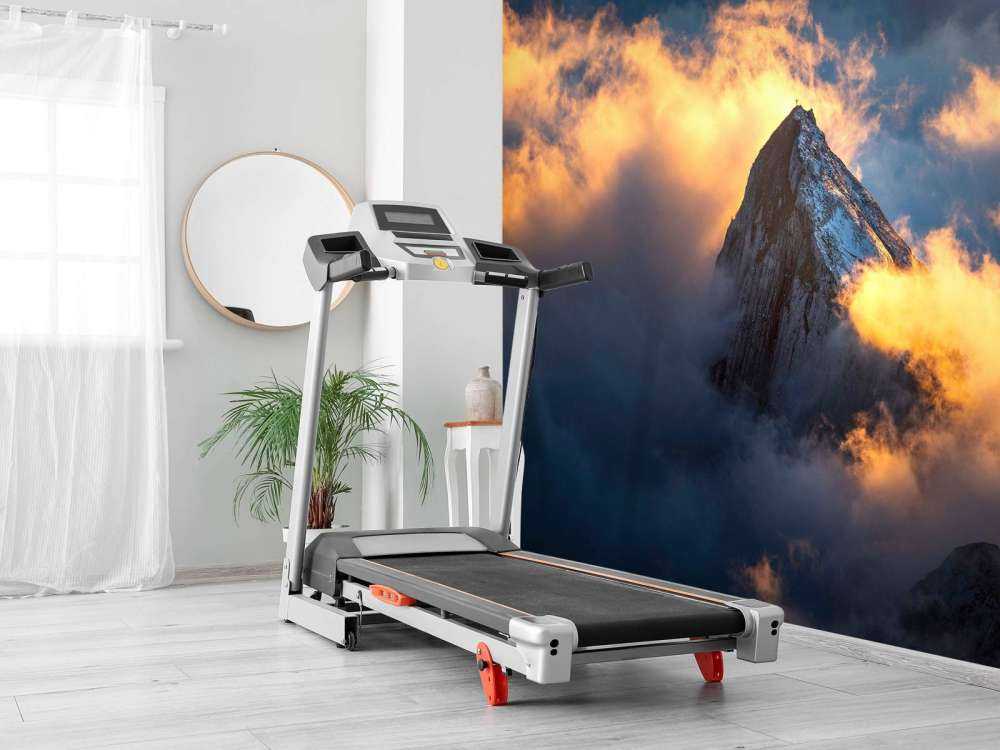 Bergtop in vurige wolkenzee