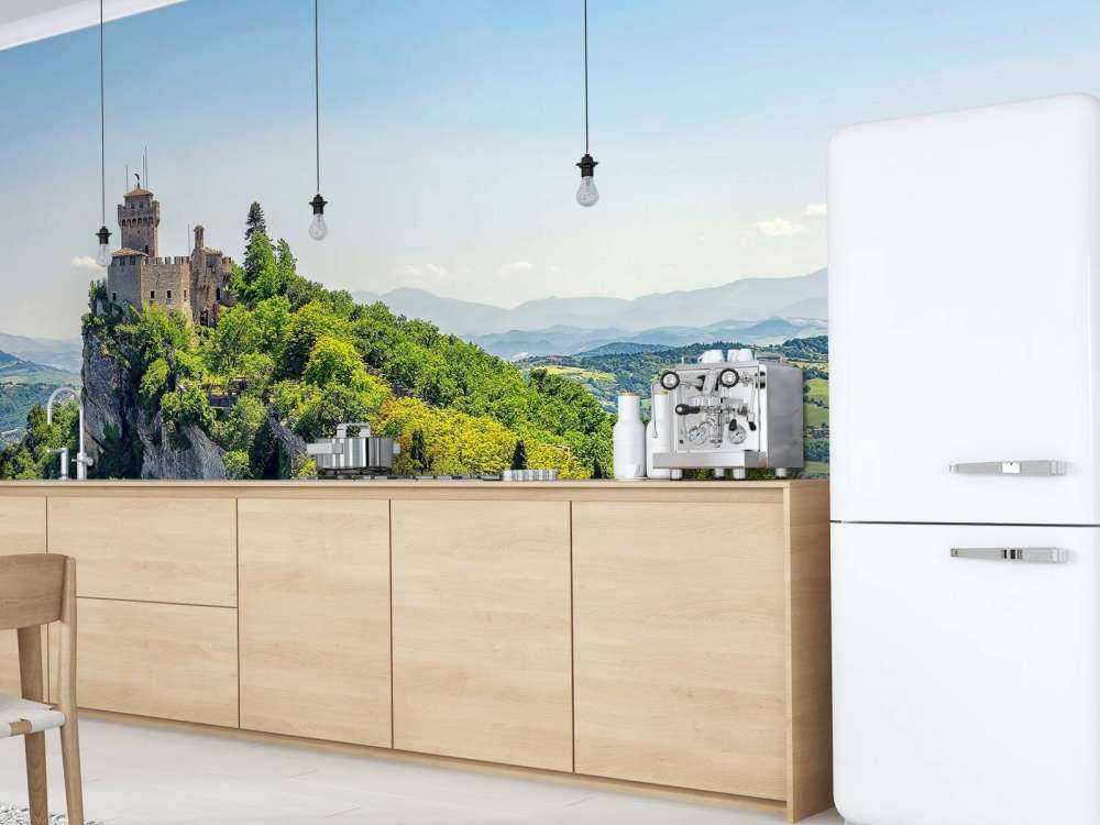 Bergkasteel boven groene heuvels