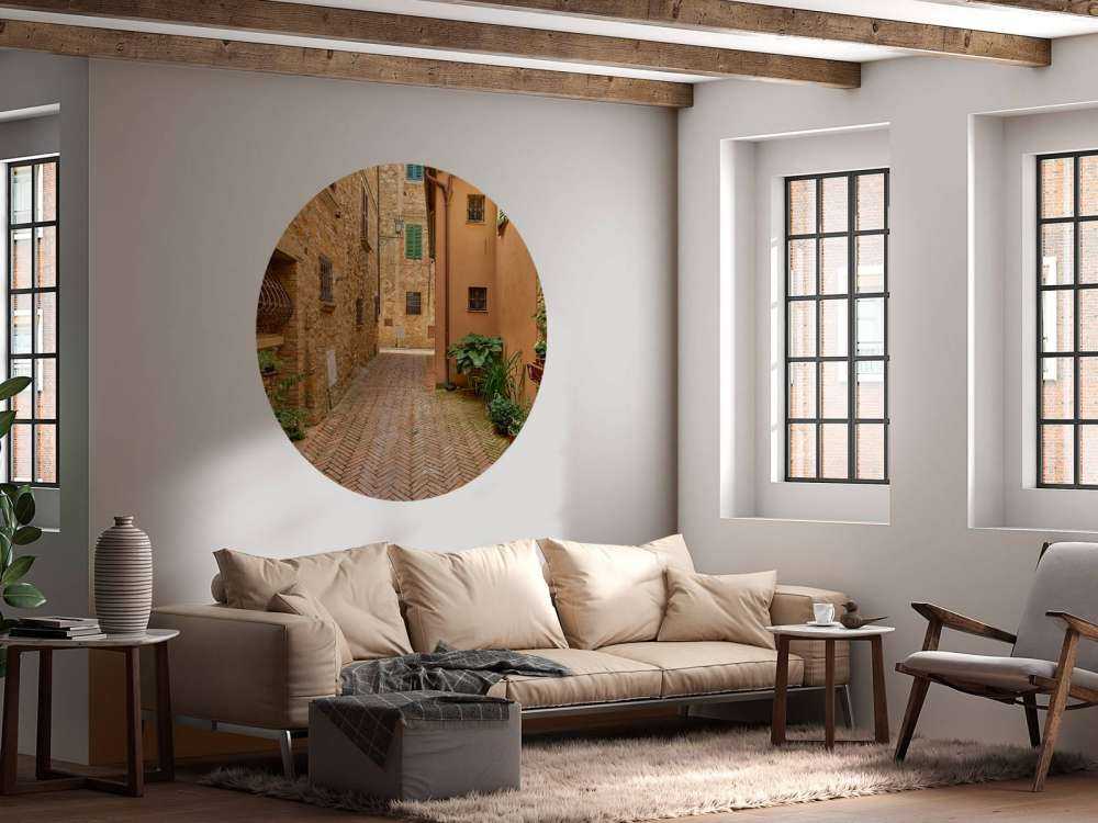 Straatje met planten en bloemen