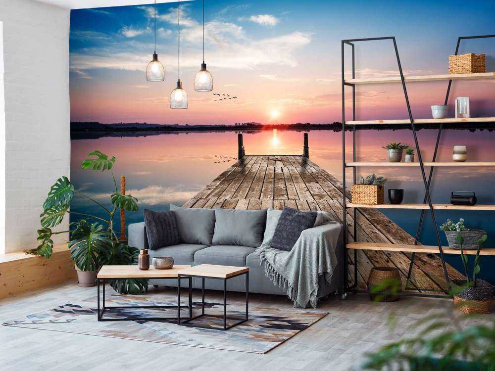 Houten steiger met reflecterend zeewater