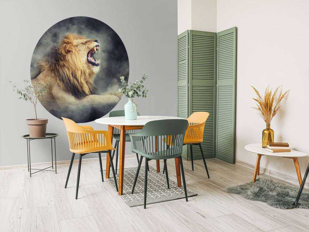 Leeuw in rook met een donkere achtergrond