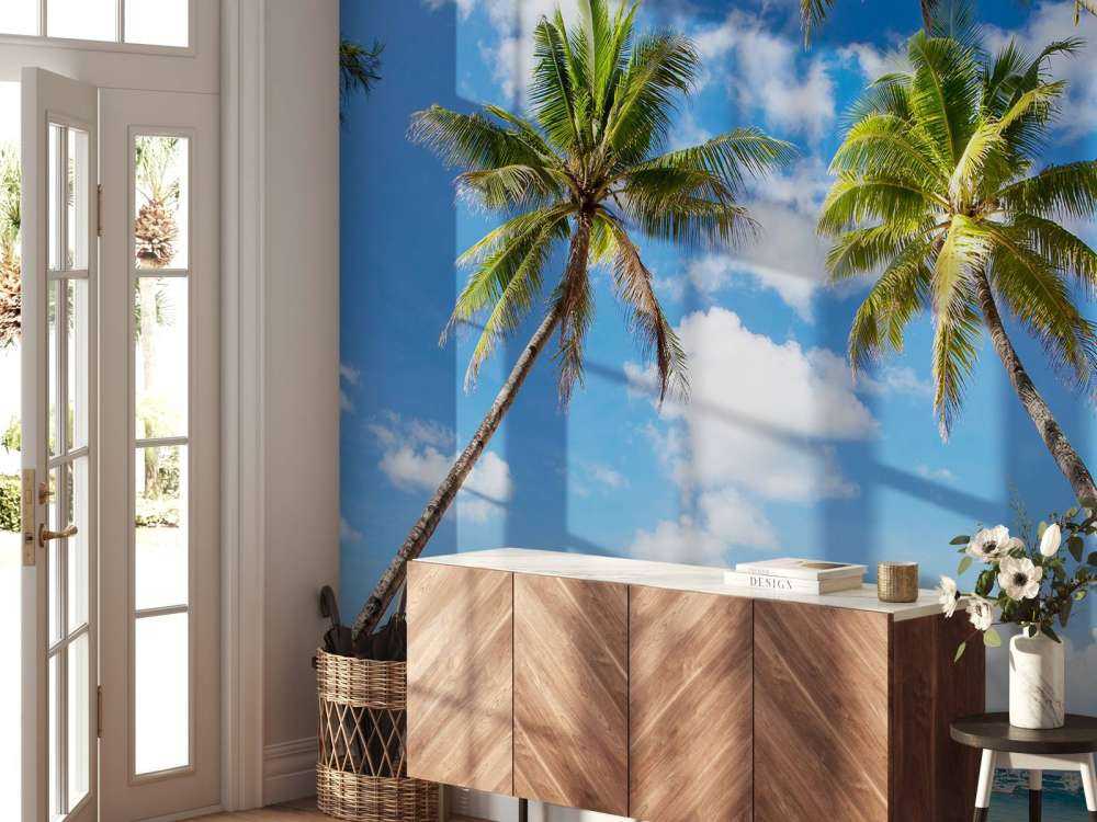 Palmbomen met uitzicht op een haven