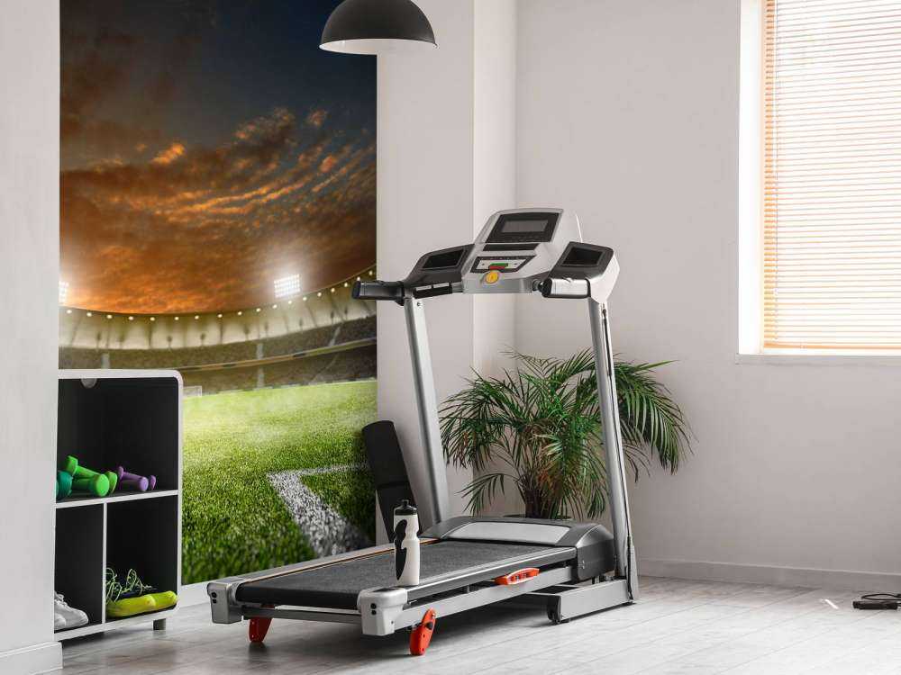 Verlicht voetbalstadion met wolken