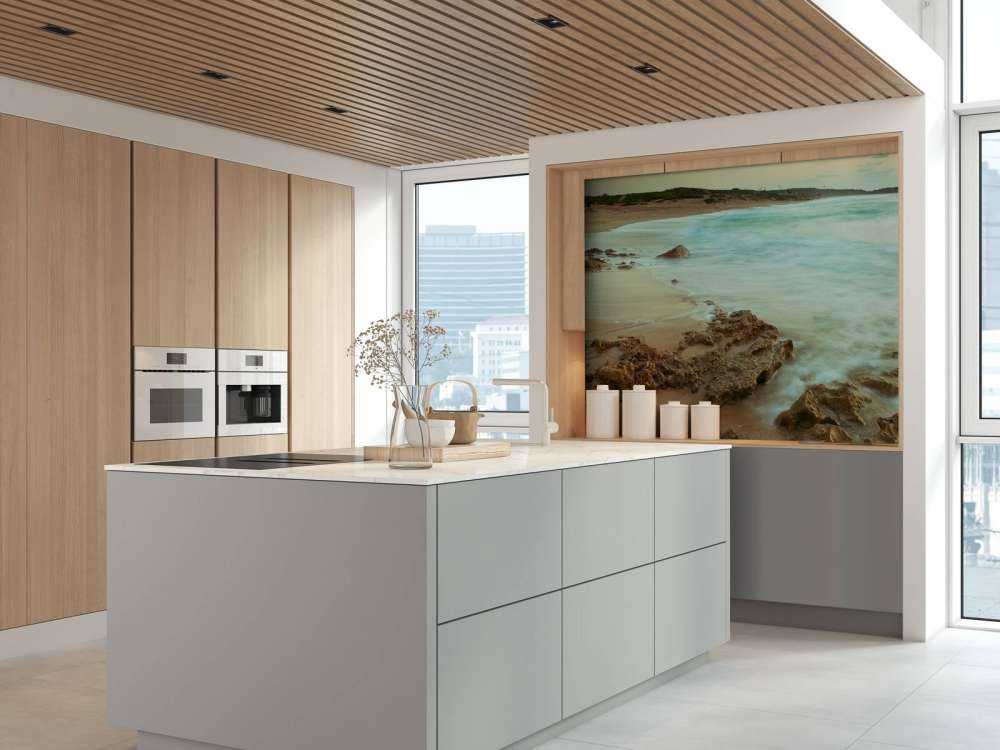 Rustig strand met rotsen