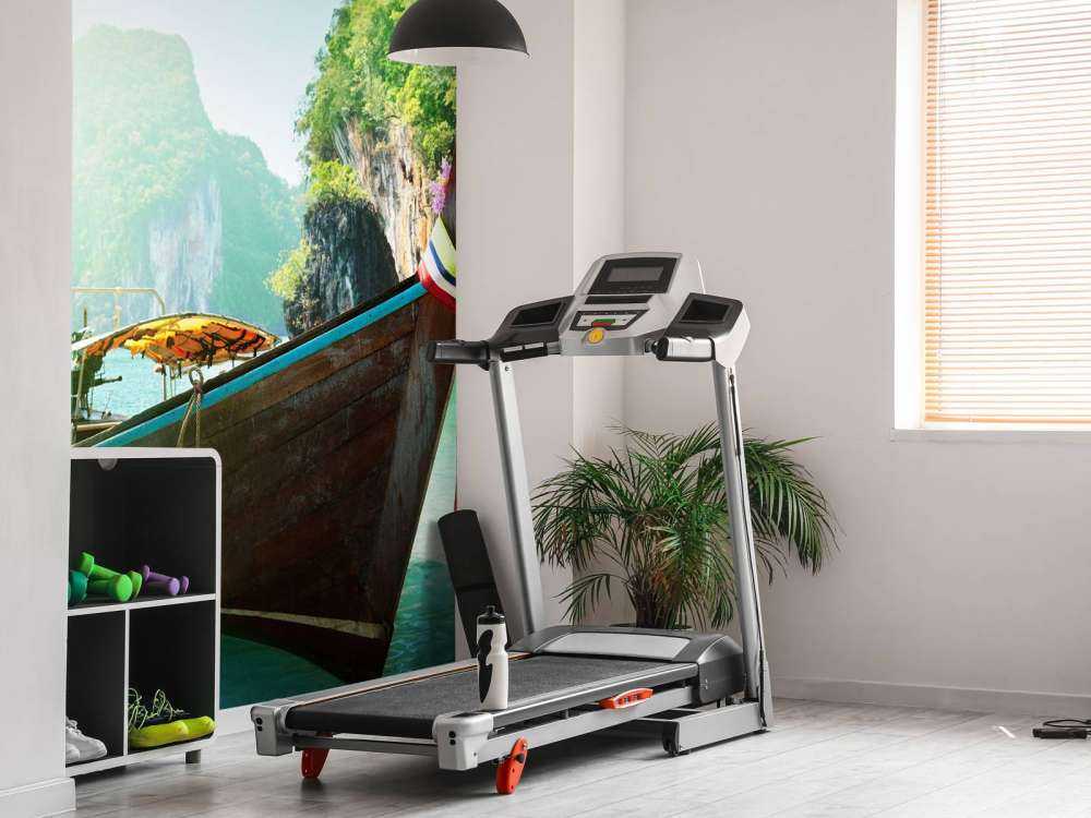 Thaise boot met eilanden op de achtergrond