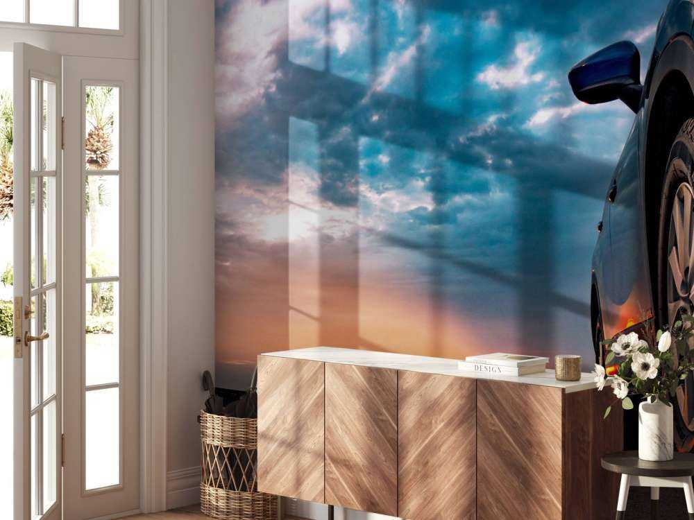 Een blauwe SUV met een unieke lucht op de achtergrond