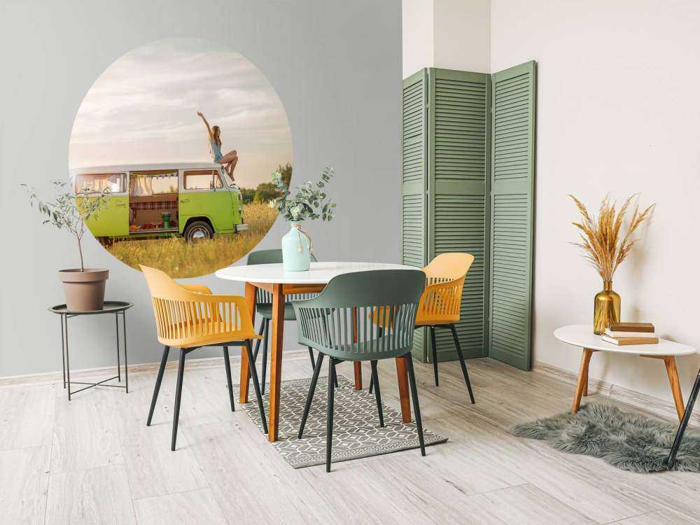 Een jonge vrouw geniet van haar rondreis