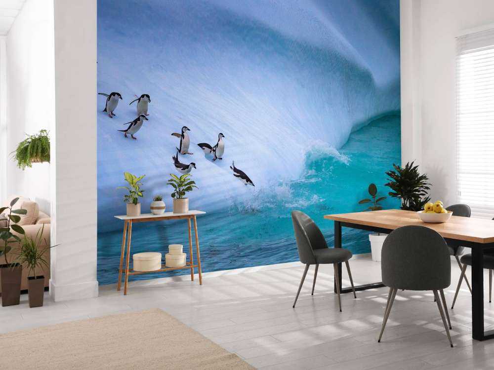 Pinguïns glijden van een helling af