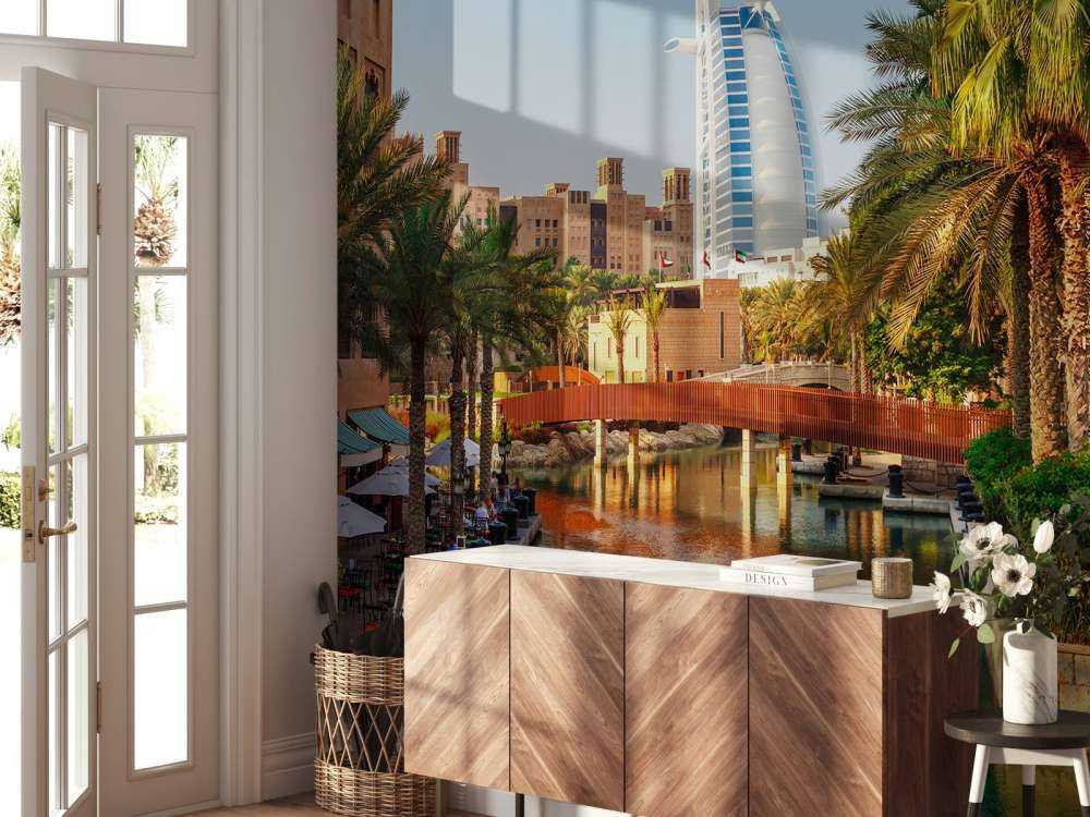 Burj Al Arab met palmbomen op de voorgrond