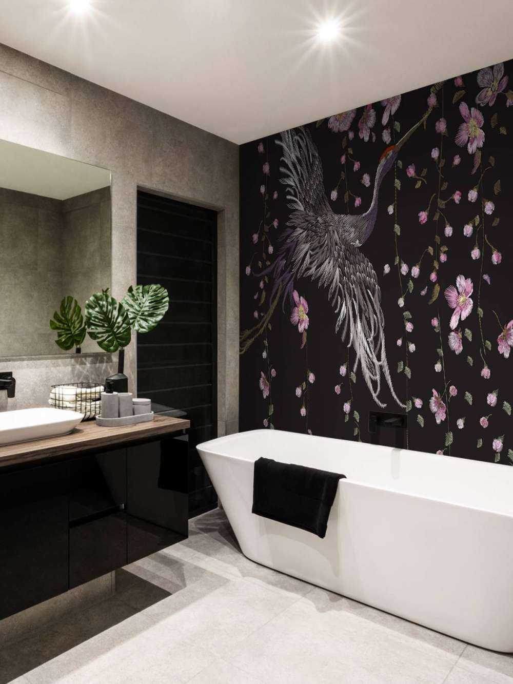 Kraanvogel bij roze bloemen