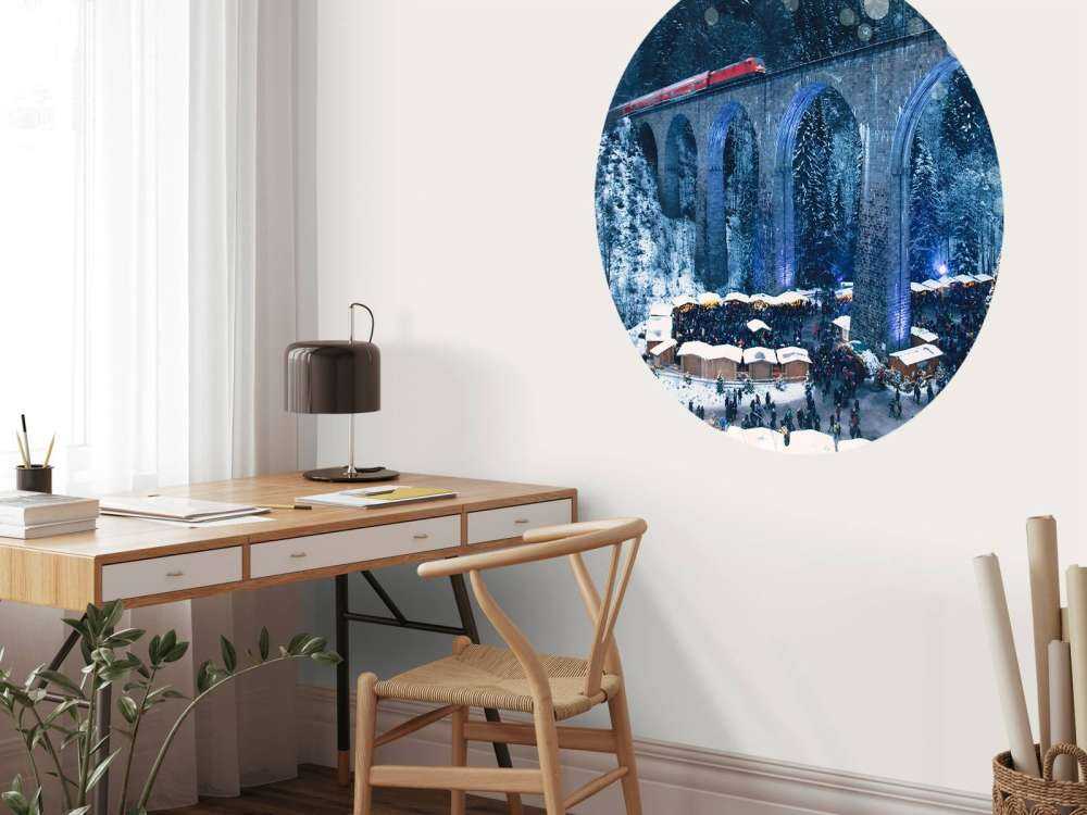 Rode trein boven een kerstmarkt