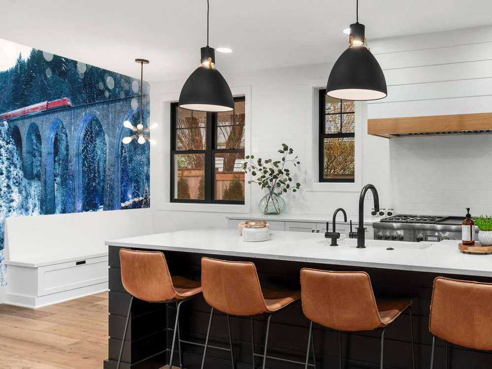 Rode trein boven een kerstmarkt