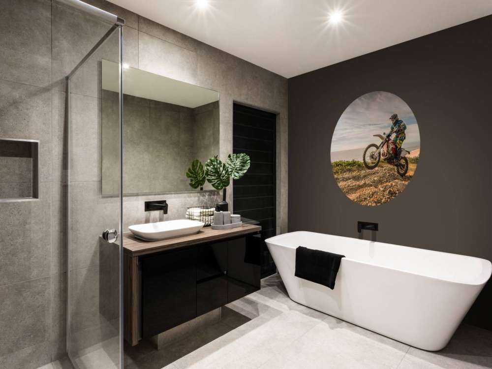 Crossmotor op een zandpad