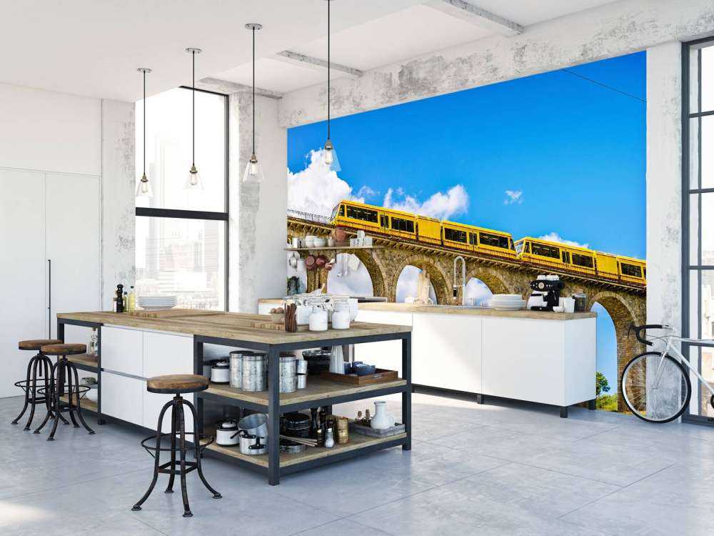 Gele trein op een viaduct in Frankrijk