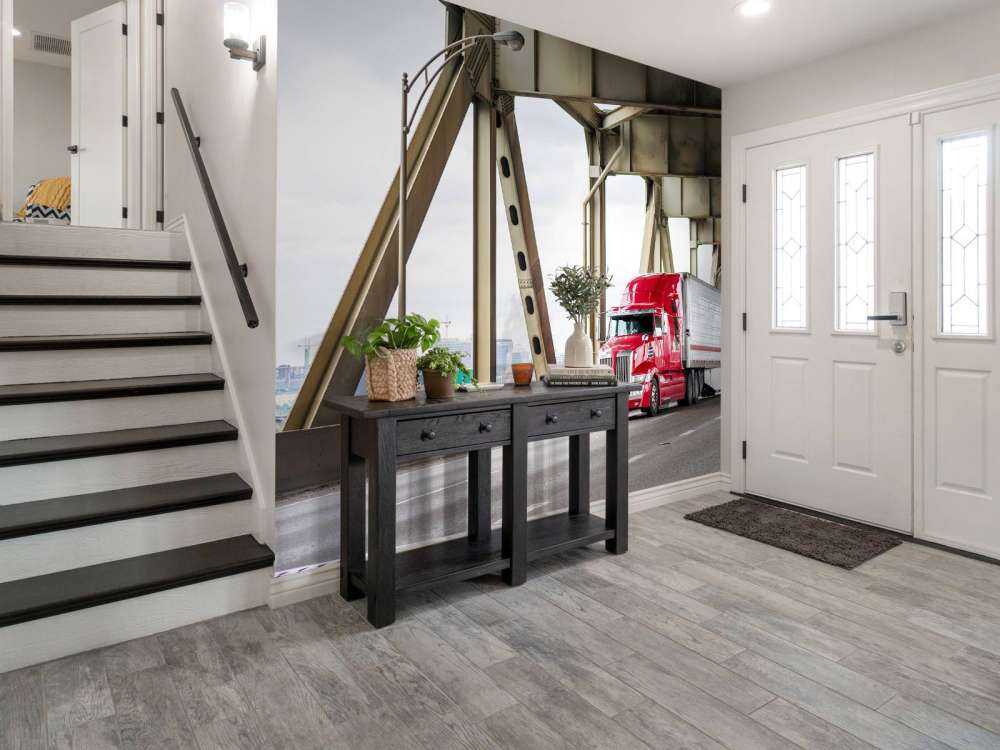 Rode Amerikaanse vrachtwagen op een brug