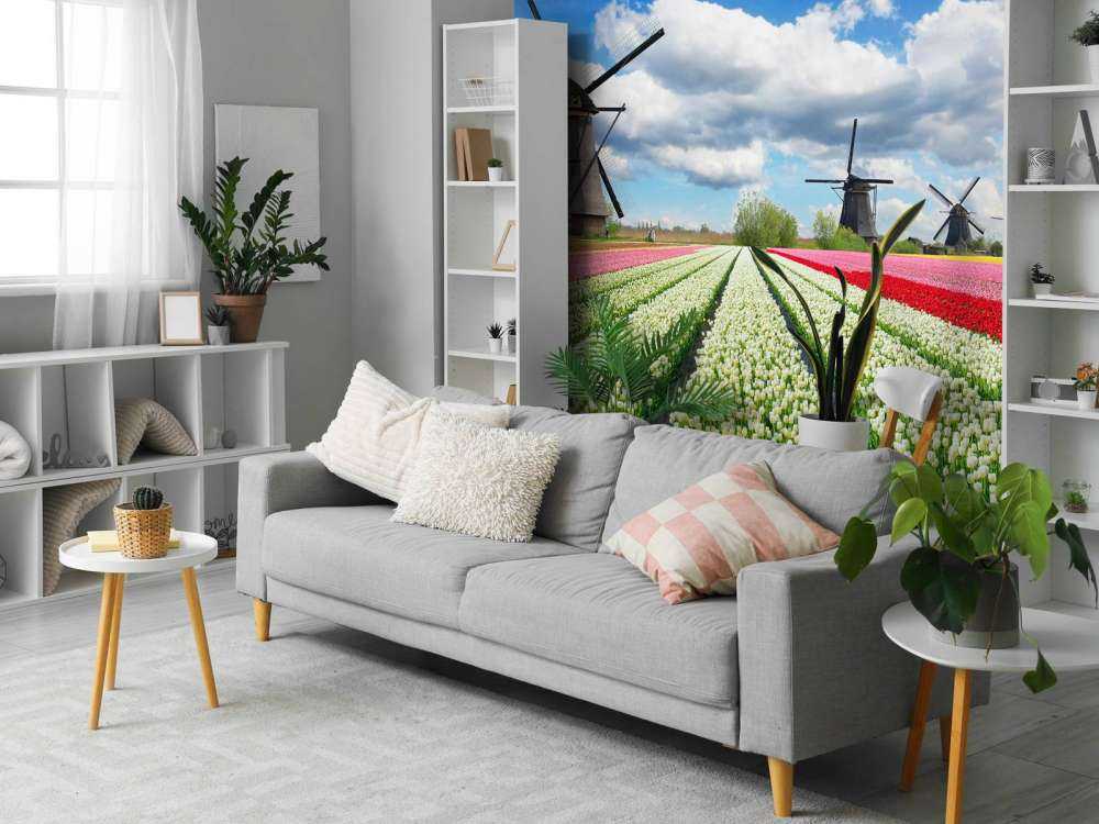 Tulpenveld onder een bewolkte hemel