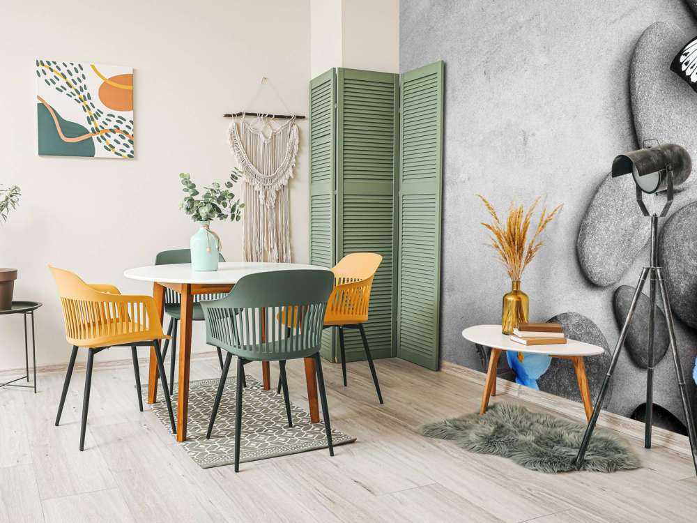 Grijze stenen met een blauwe vlinder en bloemen