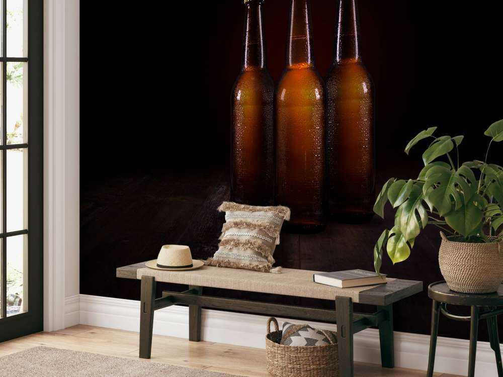 Bruine bierflesjes in een donkere ruimte