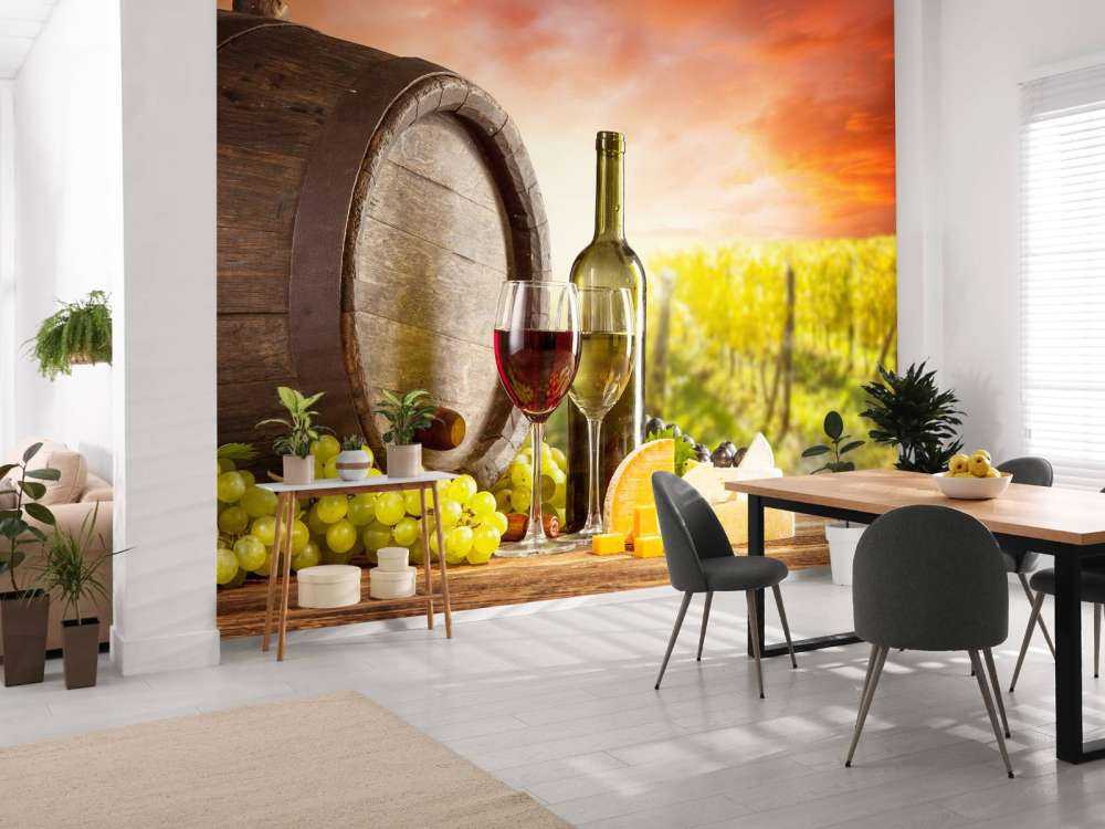 Wijngaard met wijn en kaas op de voorgrond