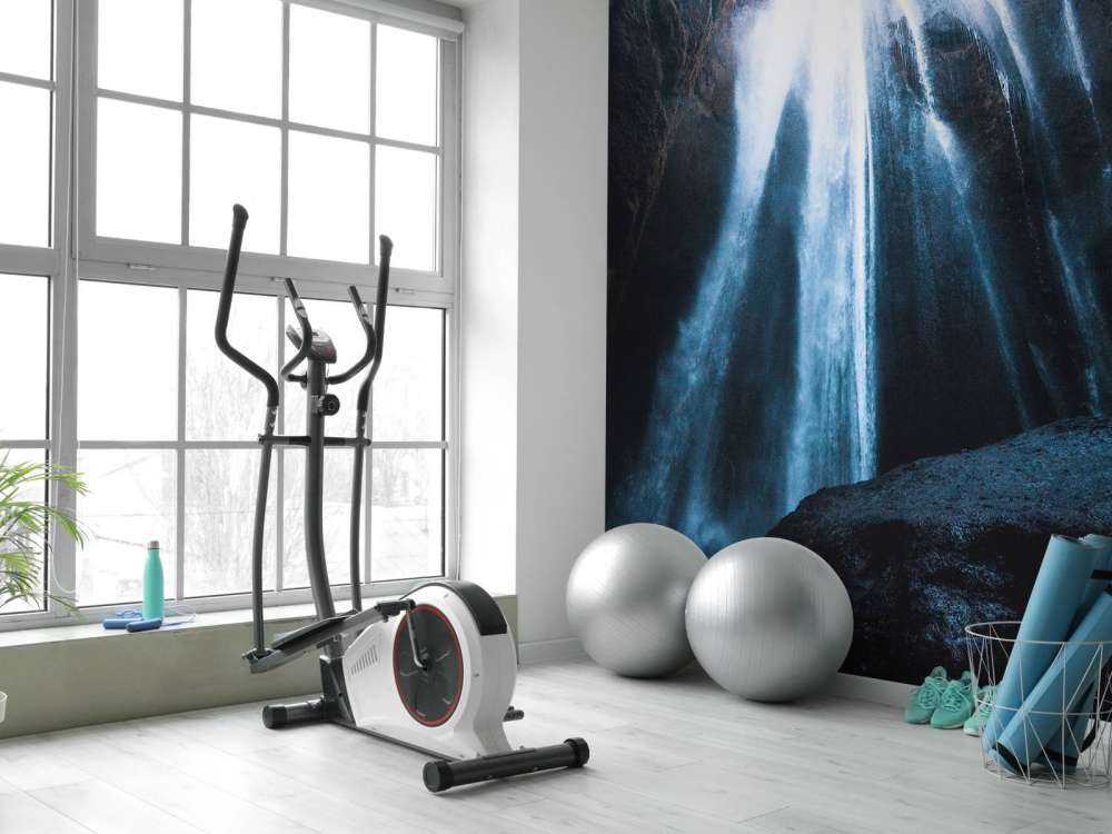 Waterval naar een donkere grot