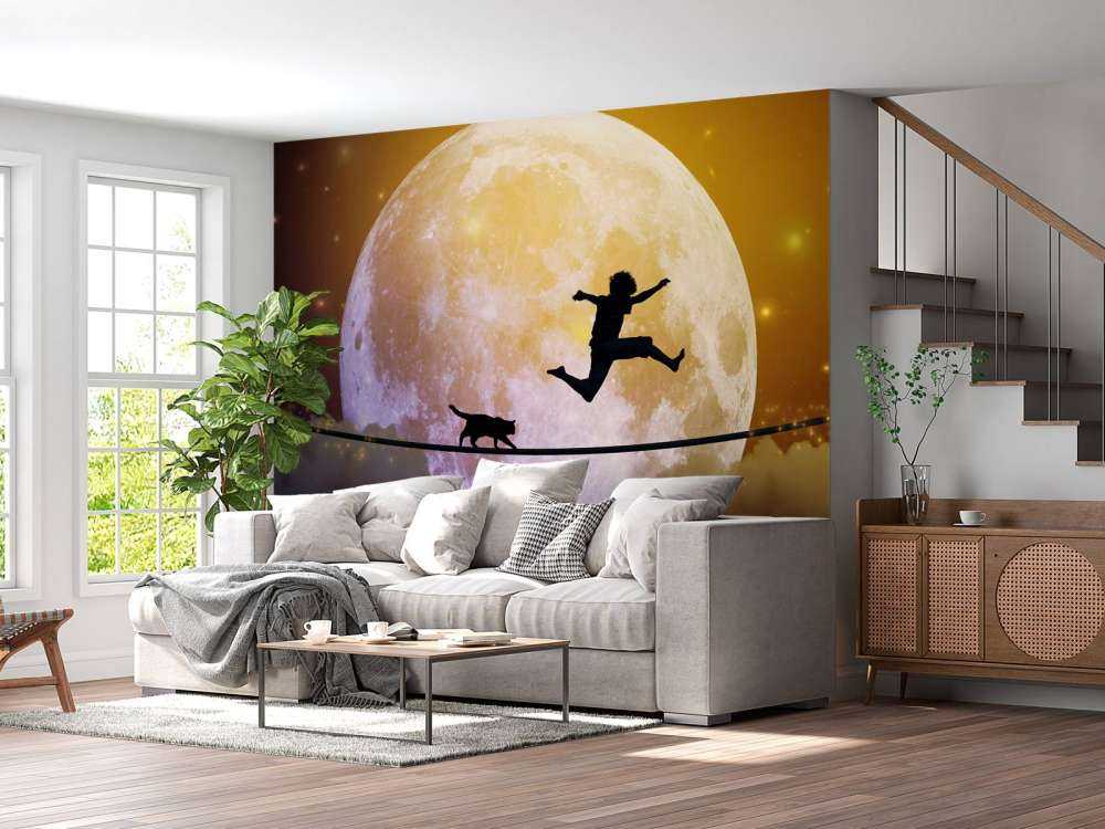 Gelukkige tiener en kat op een koord langs de maan