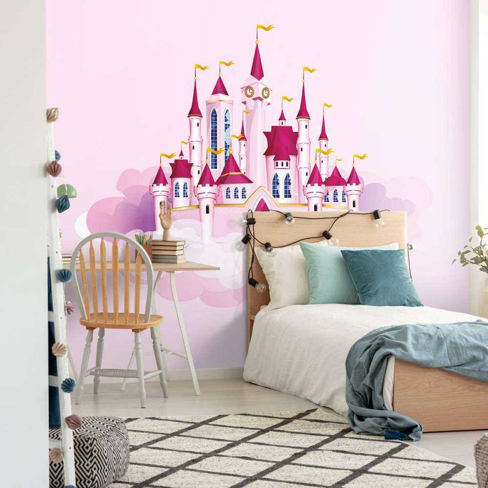 Roze kasteel in de wolken