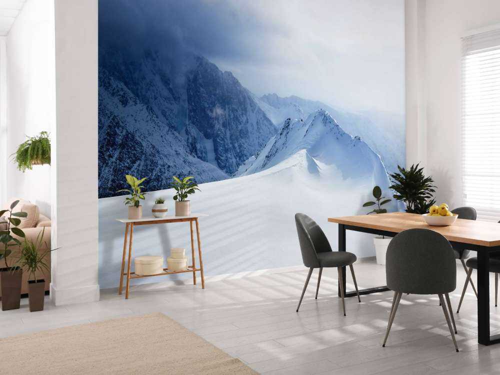 Landschap op een hoge ingesneeuwde berg