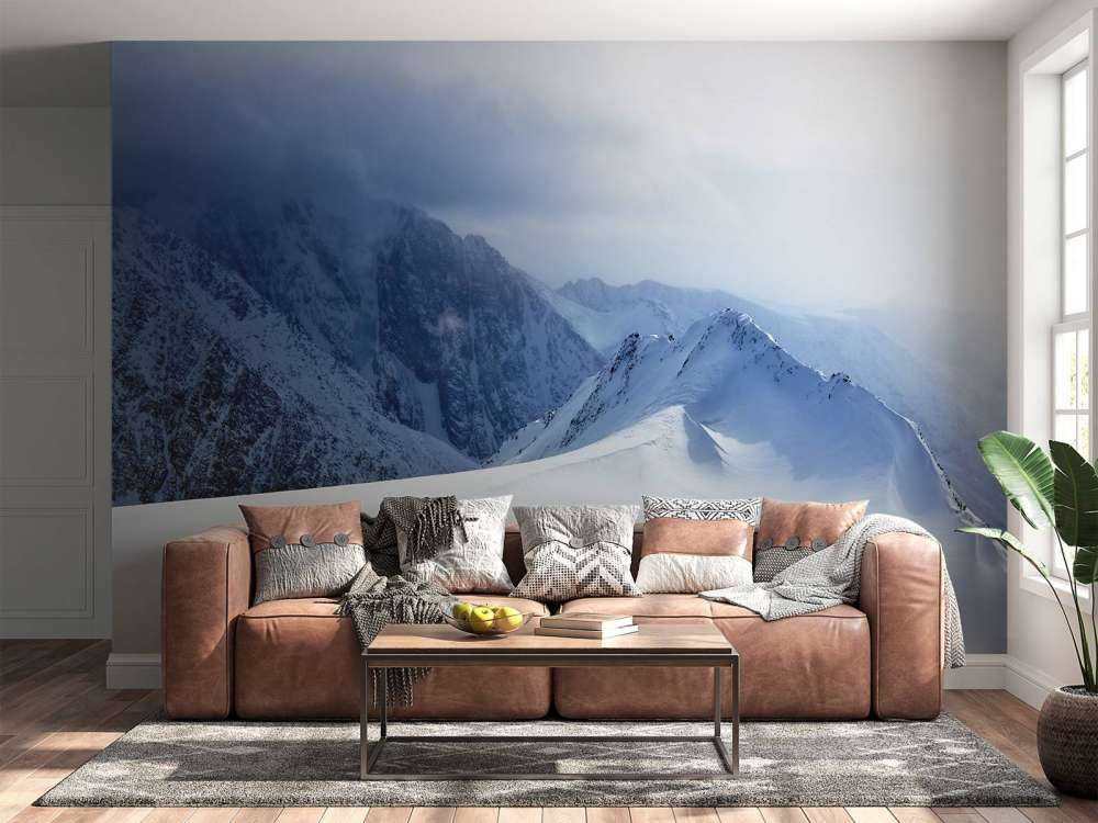 Landschap op een hoge ingesneeuwde berg