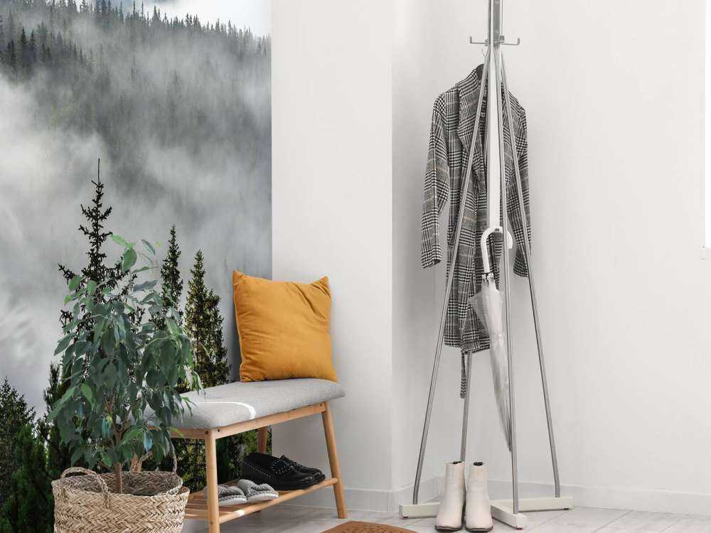 Mistig bos in de bergen