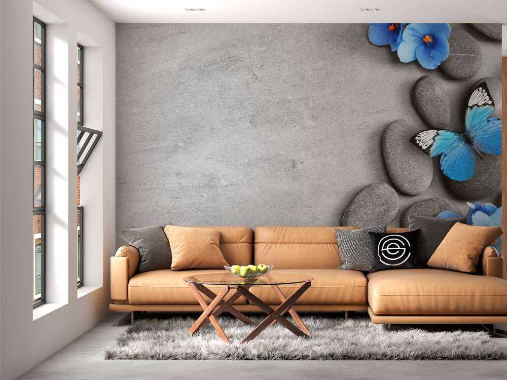 Grijze stenen met een blauwe vlinder en bloemen