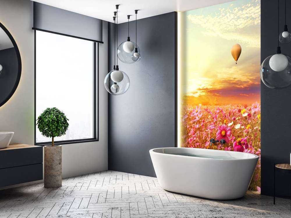 Luchtballonnen boven een bloemenveld