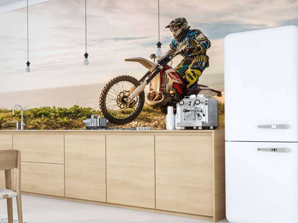 Crossmotor op een zandpad