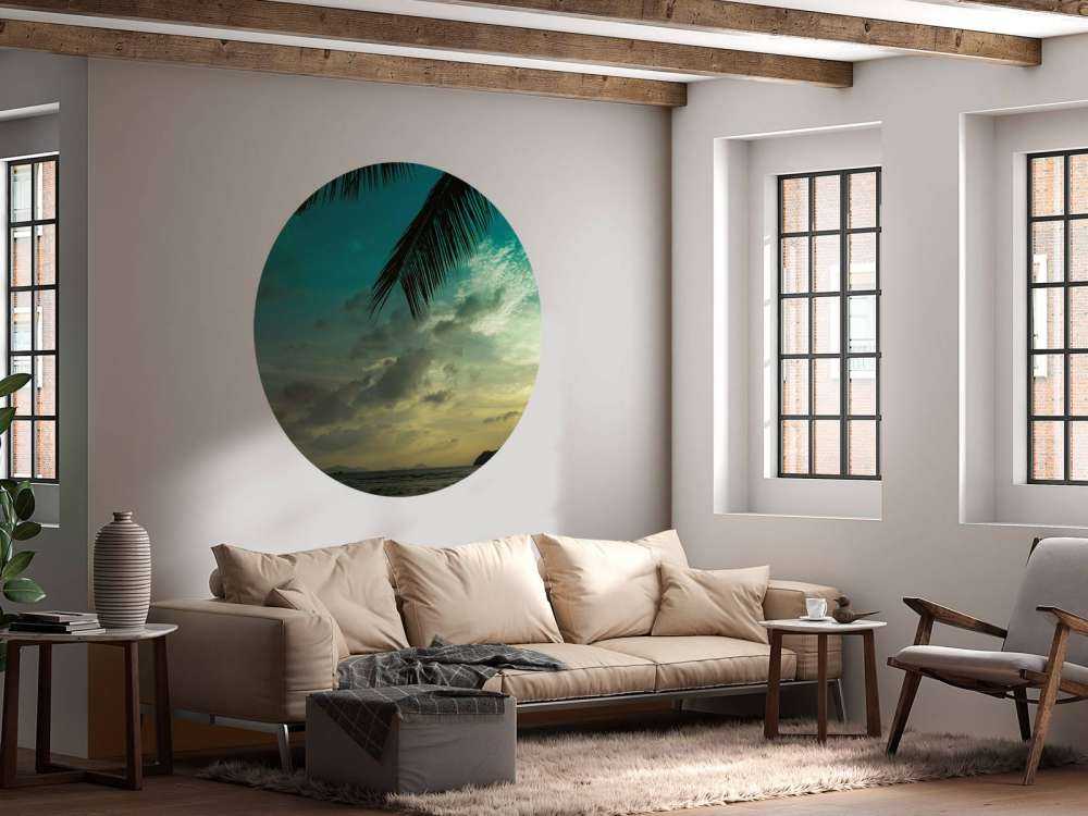 Zonsondergang met palmboom bladeren