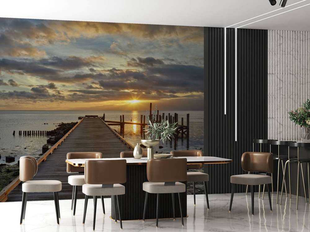 Houten steiger met zonsopkomst