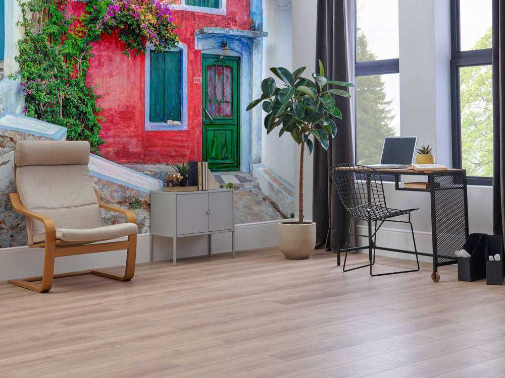 Kleurrijke mediterrane gevel met bloemen