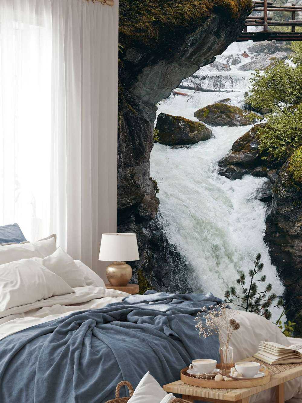 Brug bij een waterval