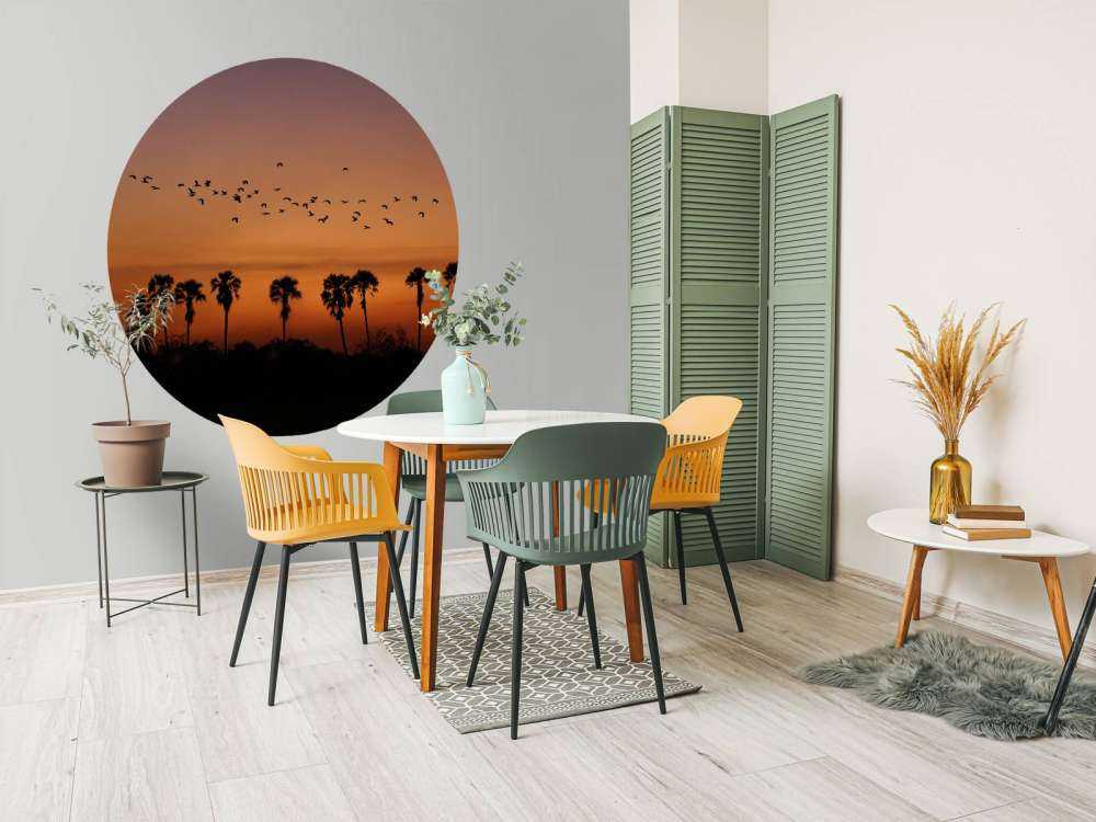 Palmbomen met groep vogels