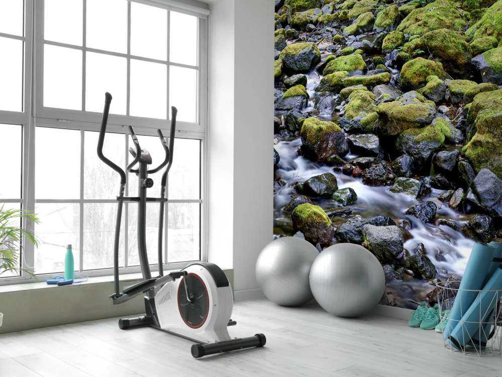 Stromend water met rotsblokken