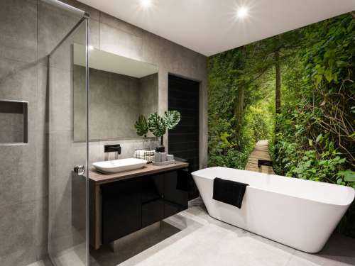 Houten pad door het groen