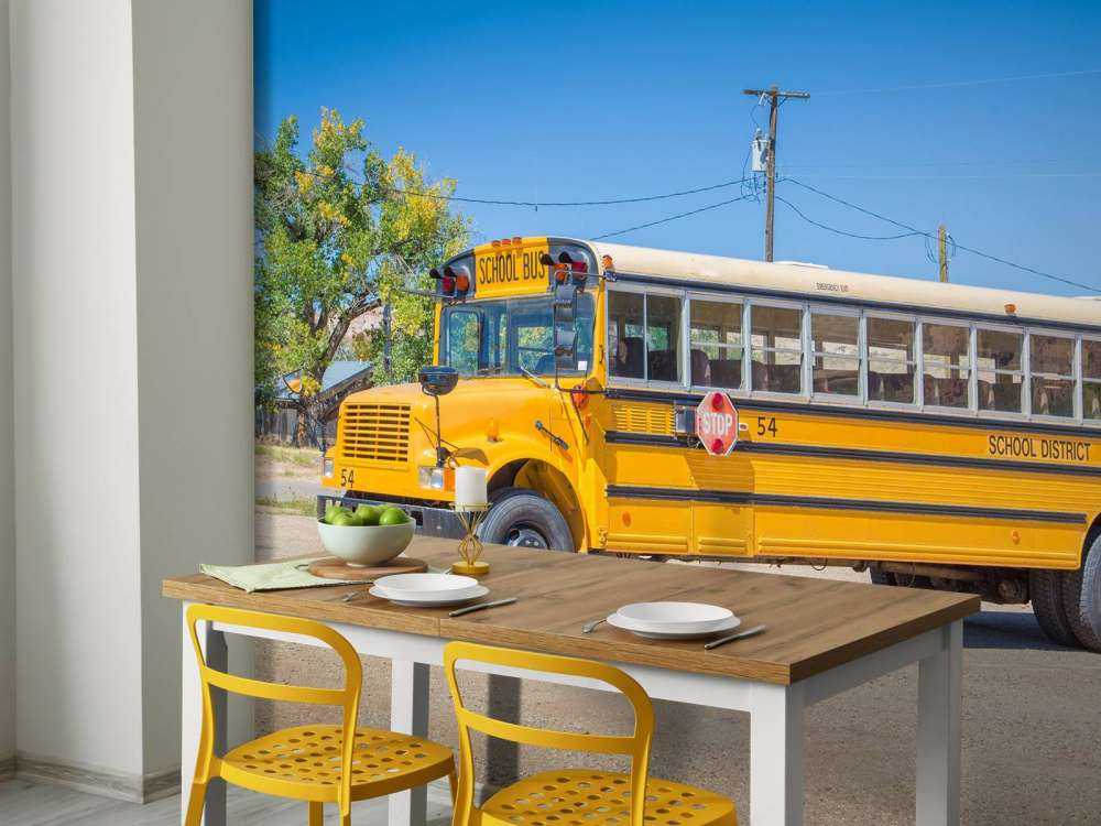 Traditionele gele schoolbus op een parkeerterrein