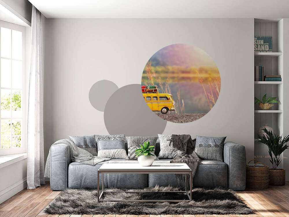 Miniatuur gele bus in de natuur