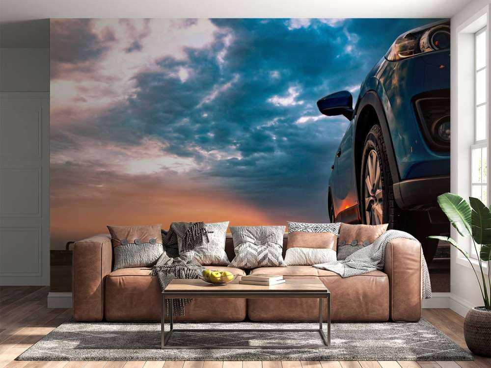 Een blauwe SUV met een unieke lucht op de achtergrond