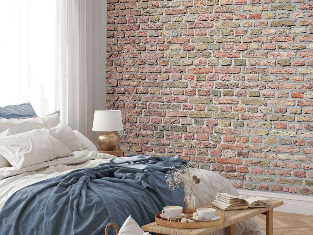 Bakstenen muur met gerestaureerde voegen