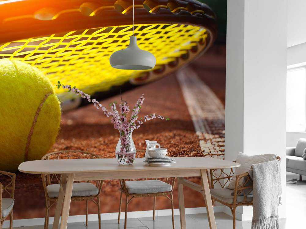 Tennisbal op een tennisbaan met zonlicht