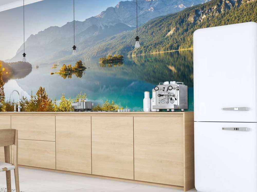 Een zomers berglandschap met een meer